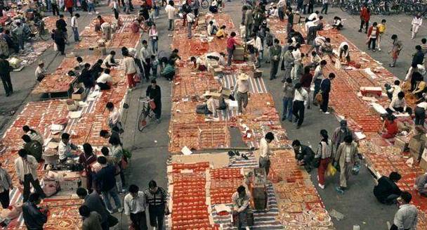 1997的翠微村老街,烤红薯的香气吸引了每一个过路人.