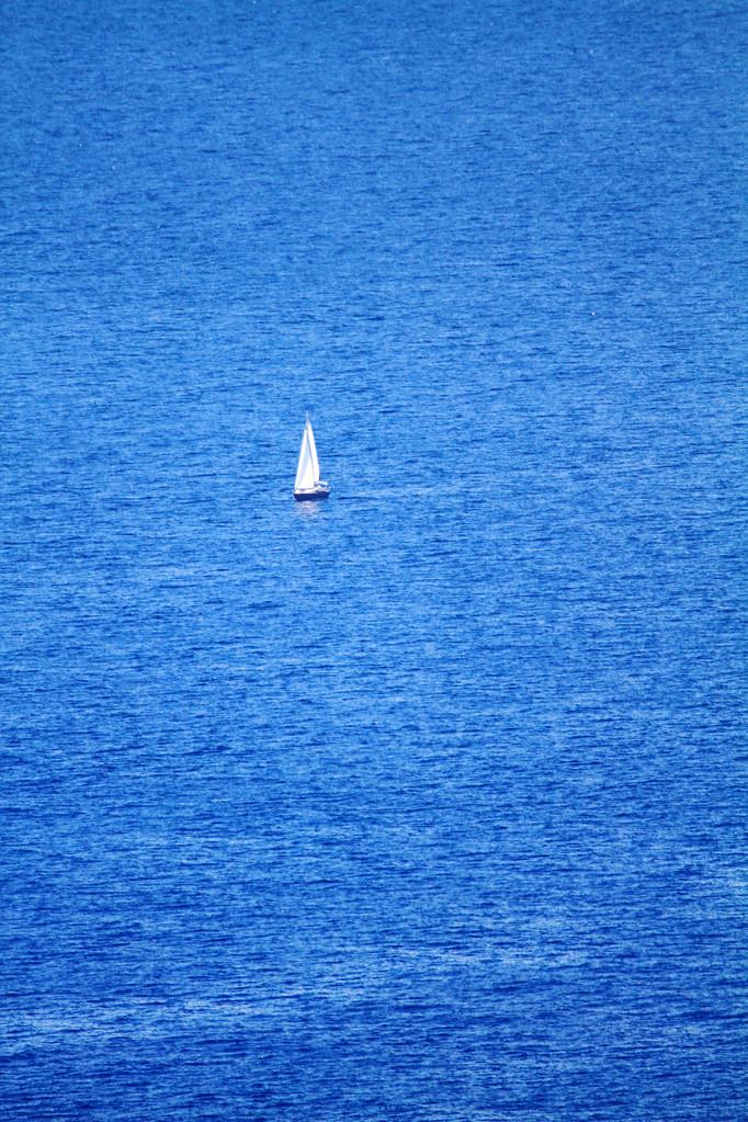 小船,帆船旅行在蓝色的大海的希腊群岛