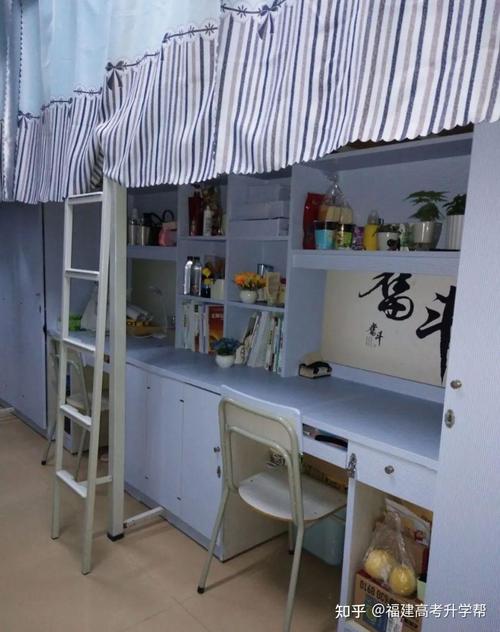 37漳州科技职业学院学生宿舍按较高标准的学生公寓建设,每间住4位学生