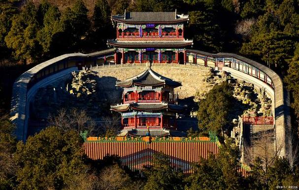香山公园是一座具有山林特色的皇家园林,位于北京西郊,距离市中心约20