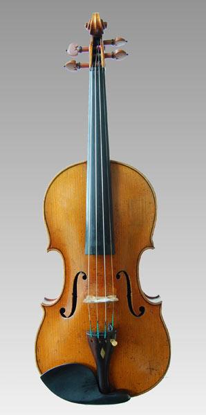 图片说明:此次拍卖中的一把小提琴.