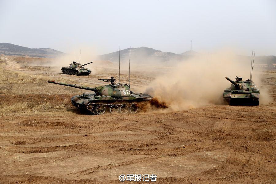 济南军区59ii中型坦克群编队出动苦练战术协同