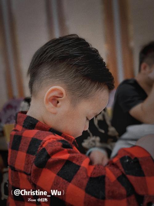 男孩发型宝宝的头发出去剪还是自己剪