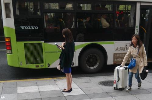 主题:这么气质型的女生居然还会等公车