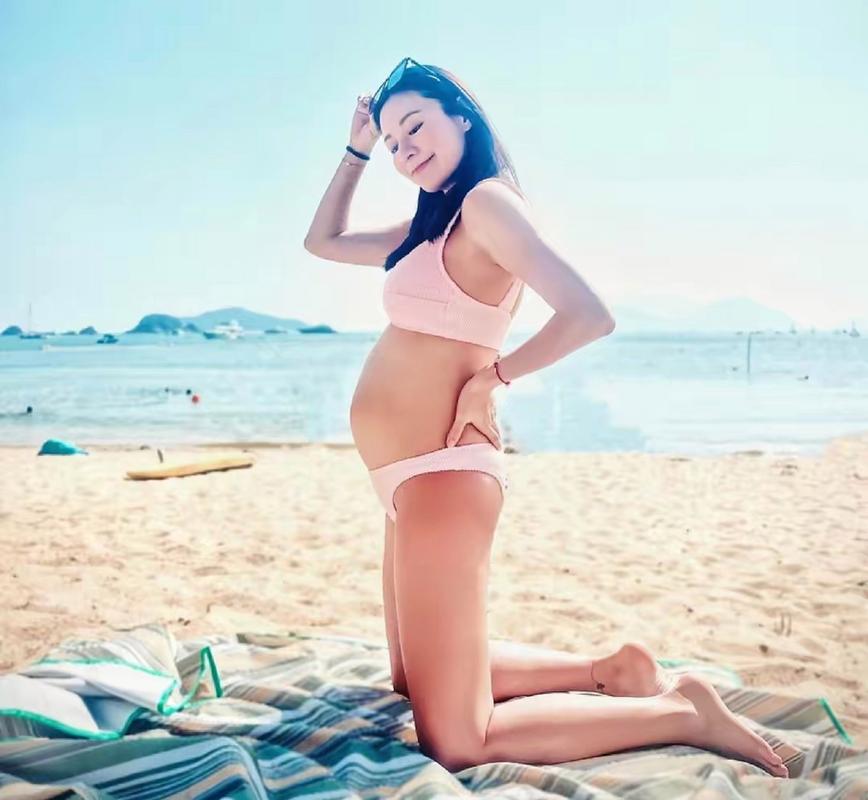 现年35岁的香港知名女星江若琳,经过好几年的备孕,终于如愿怀孕,即将