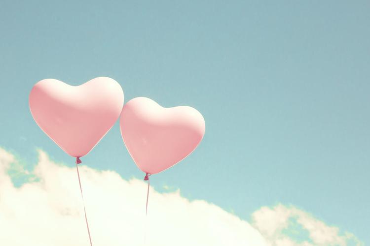 天空上漂浮的复古粉色心形气球