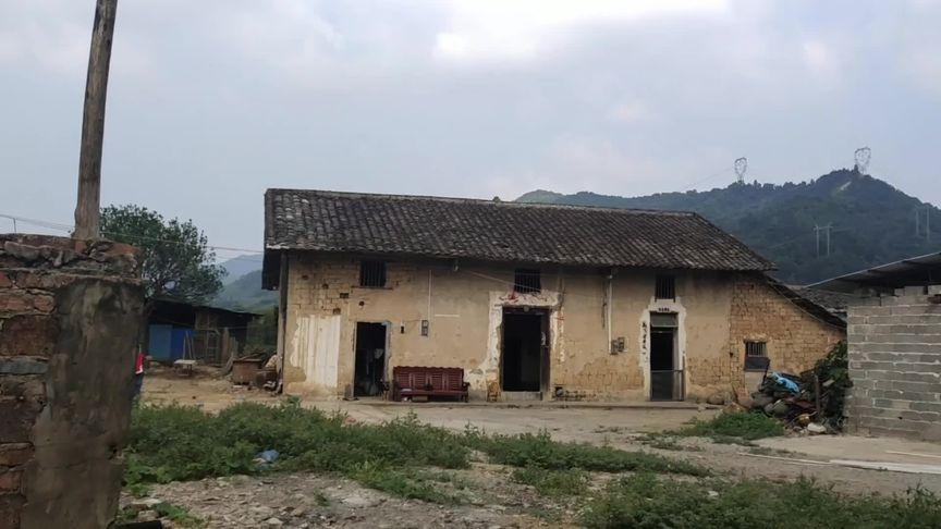 很多网友都说广西穷那就带大家看一下广西农村的房子建设的怎么样