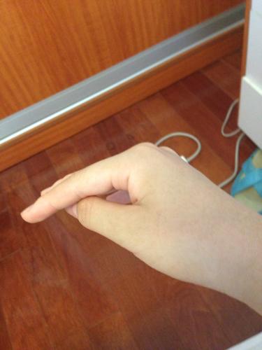 右手手掌不用力的时候大拇指和食指不自觉地伸直合拢