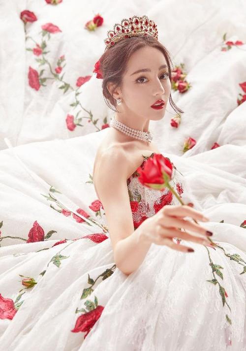 迪丽热巴身着一袭玫瑰白裙走红毯是玫瑰庄园走出来的公主吧