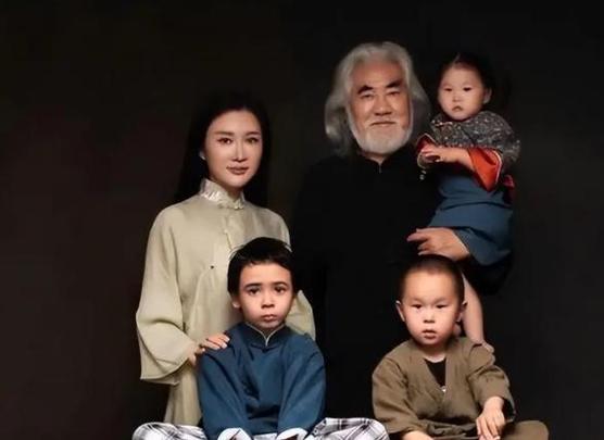 不久前,中国著名导演张纪中的一家五口合照成为了热门话题,尤其是儿子