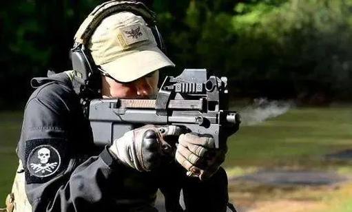 全球第一款枪弹可穿透防弹衣的冲锋枪比利时p90冲锋枪