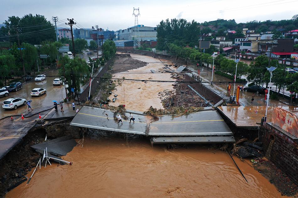 河南暴雨·救援丨米河镇受灾严重:桥梁被冲垮,路面淤泥成堆