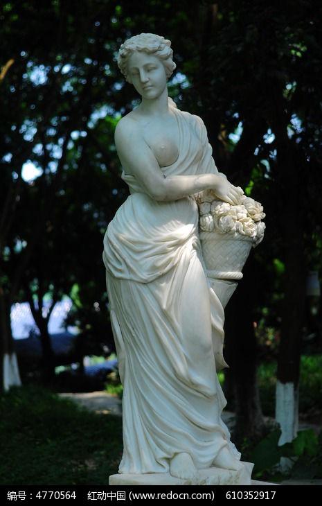 半露乳女雕像