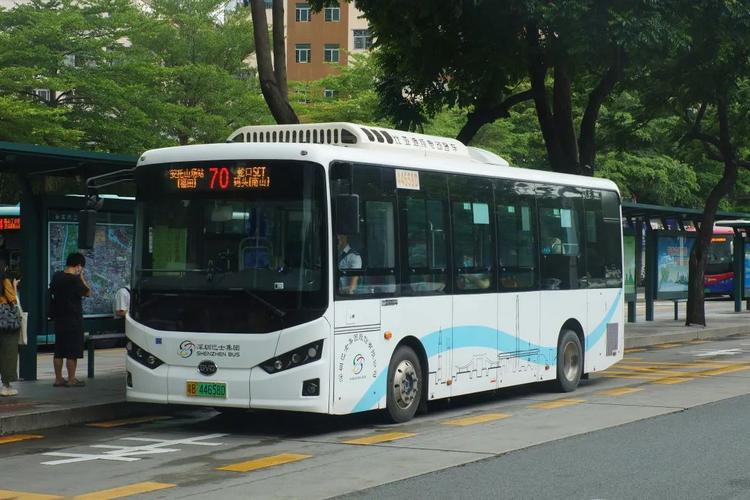深圳公交车迎来上新乘坐空间更大每个座位旁都有usb充电口