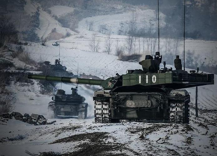解放军99式坦克集群在冰雪中高速突击开火