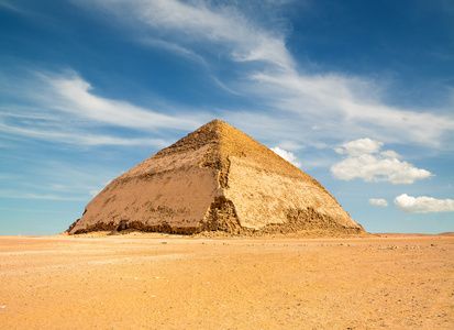 弯曲的三角形著名的弯曲的金字塔代赫舒尔照片