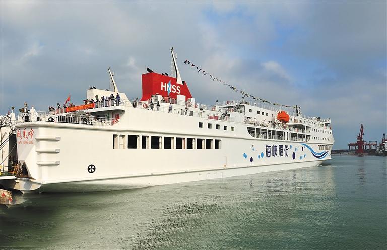 日前,海口秀英港码头16号泊位,一艘载576名乘客,90辆车的全新客滚船