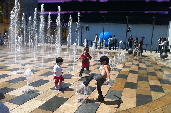 哈哈 那个时候,我正在看这群小孩在喷泉里玩耍,几个小男孩索性光着