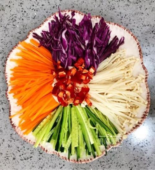 黄瓜切丝,胡萝卜切丝,紫包菜切丝,辣椒剁碎,大蒜切碎,如图所示摆盘