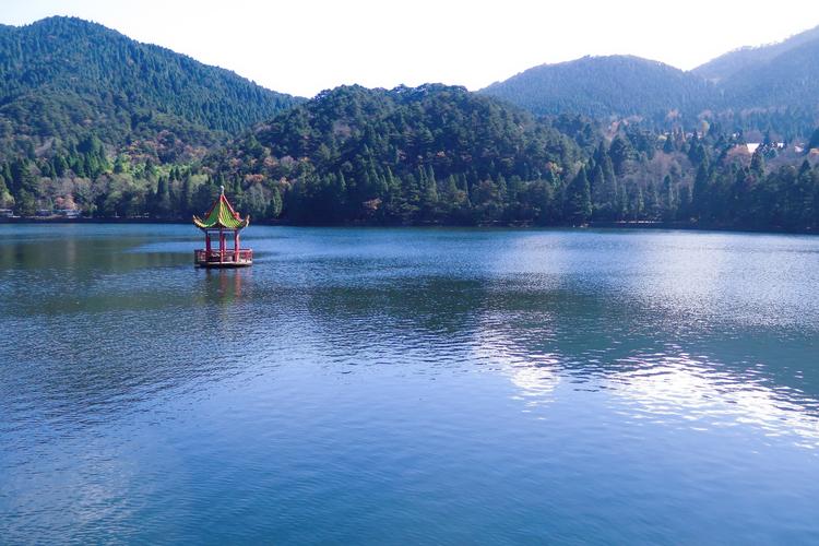 芦林湖四周群山环抱苍松翠柏景致优美.
