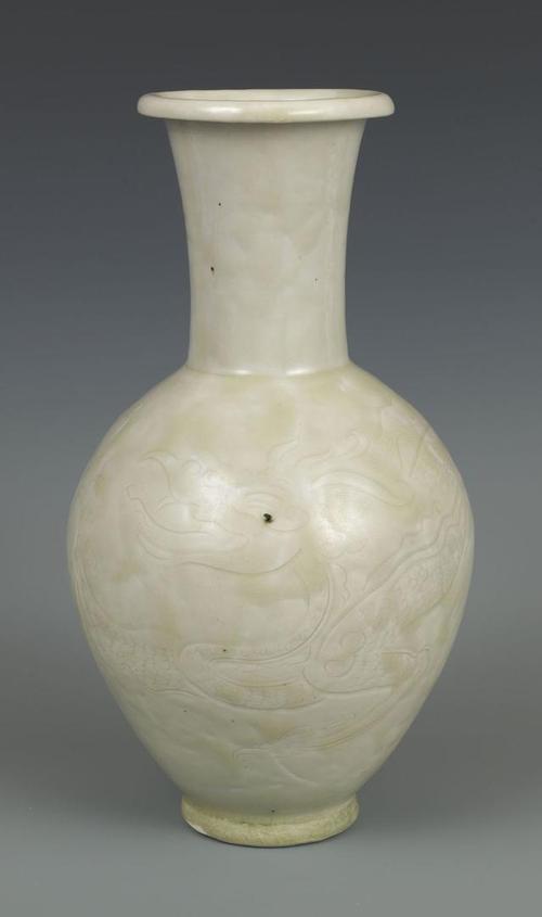 瓶身刻绘栩栩如生的禅云龙纹,邢窑是唐代著名的磁窑,出产的白瓷是我国