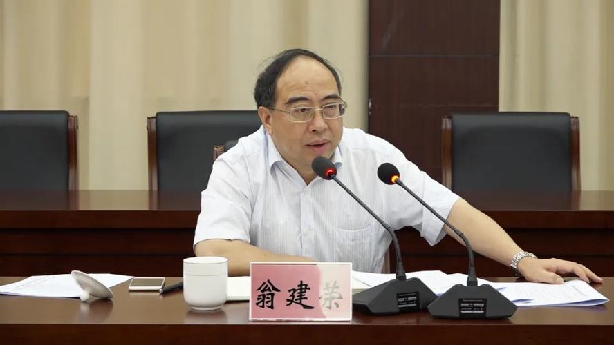 座谈会上,龙港市委书记郑建忠,苍南县县长张本锋分别汇报了两地的发展