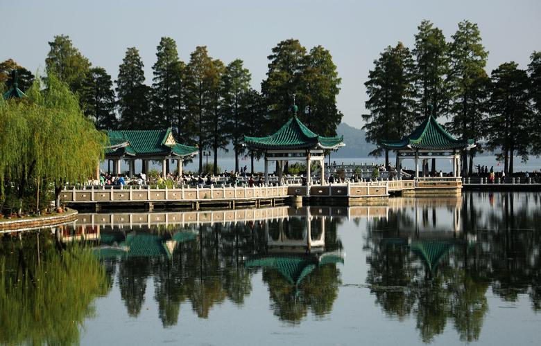 清晨的武汉东湖.人们想受美好的阳光,分享给大家.