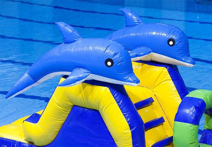 热卖惊人的游泳池充气双海豚运行障碍浮动水上公园出售