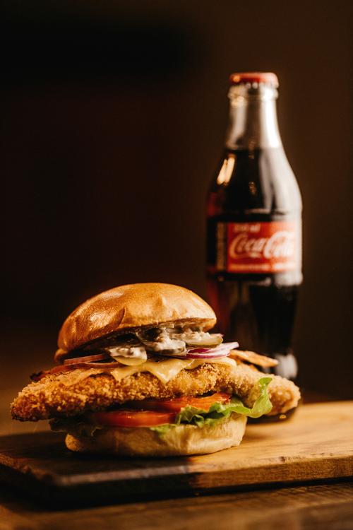 汉堡在可口可乐旁边的特写照片