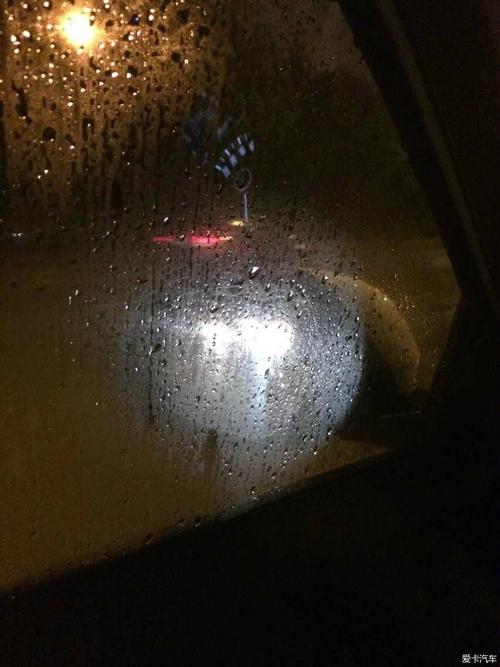 雨天两边的车窗外面有雾气,根本看不清倒后镜后面的路况,怎么办