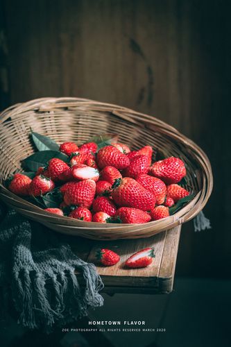 静物摄影草莓拍把草莓迎接暖暖的春天