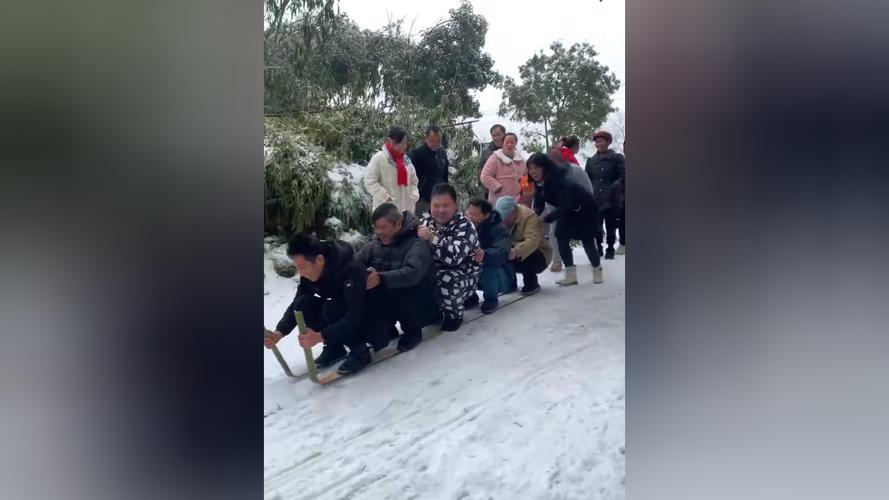 湘西村民用竹子自制滑雪板,这样滑雪"比打麻将好玩多了!