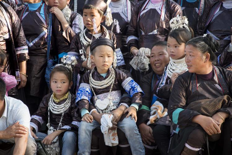 贵州从江苗家孩子听学苗歌迎接国际儿童日