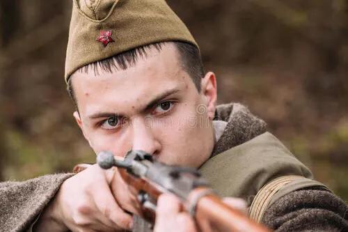 原创二战的苏军士兵为什么不佩戴备用子弹袋