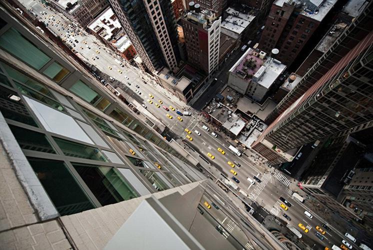 摄影师登摩天大楼俯拍大都市街景