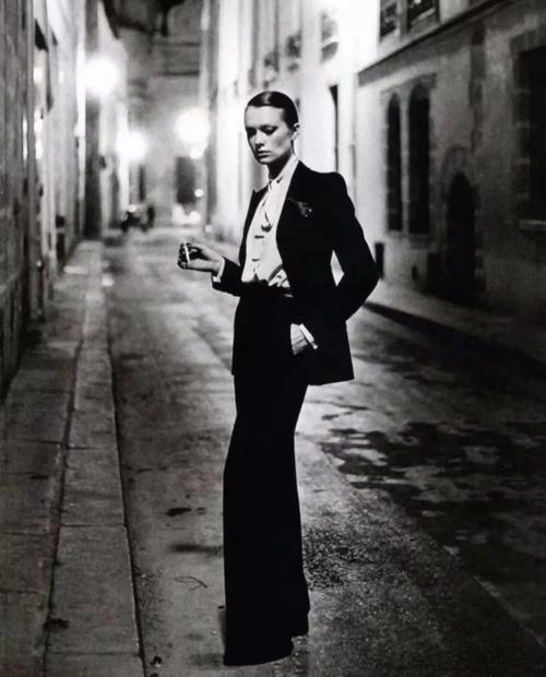摄影师helmut newton在1975年为法国版《vogue》拍摄的吸烟装时尚大片