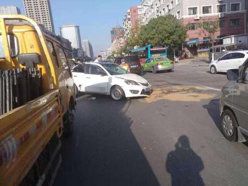 辽宁鞍山:铁东区发生严重交通事故 白色轿车失控撞倒一片