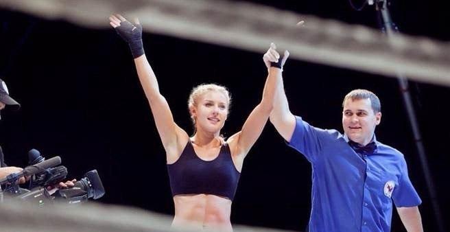 白俄罗斯最美女拳手范达耶娃苦战四局ko中国女将