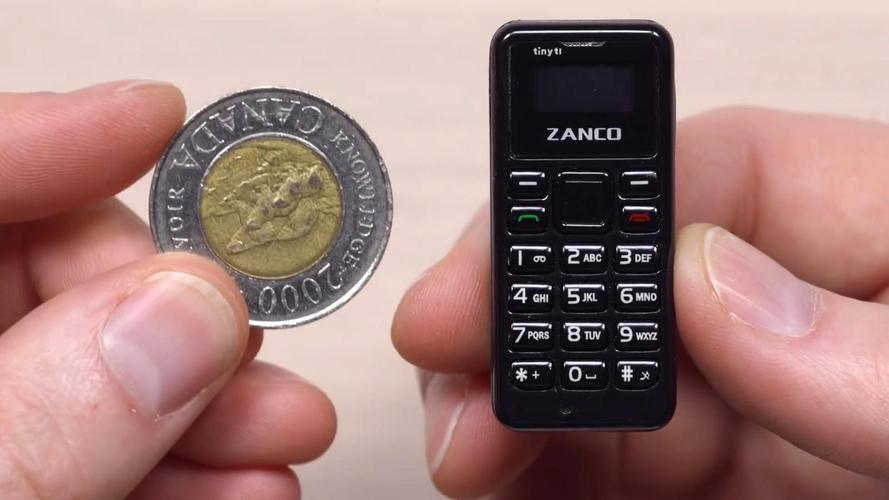 世界上最小的手机,只比硬币大一丢丢,.