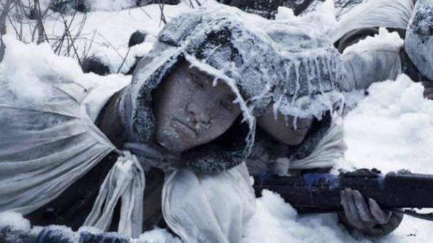 冰雕连每个连队,一百余人都是呈战斗队形,卧倒在雪地里,目视前方,被