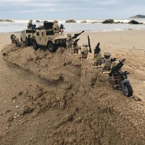乐高军事警察越野悍马武装突击沙漠特种兵装甲塑料积木