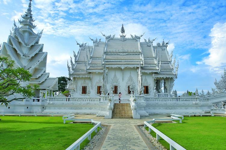 因为对佛祖的忠诚,泰国一个艺术家自掏腰包好几亿修建了白庙