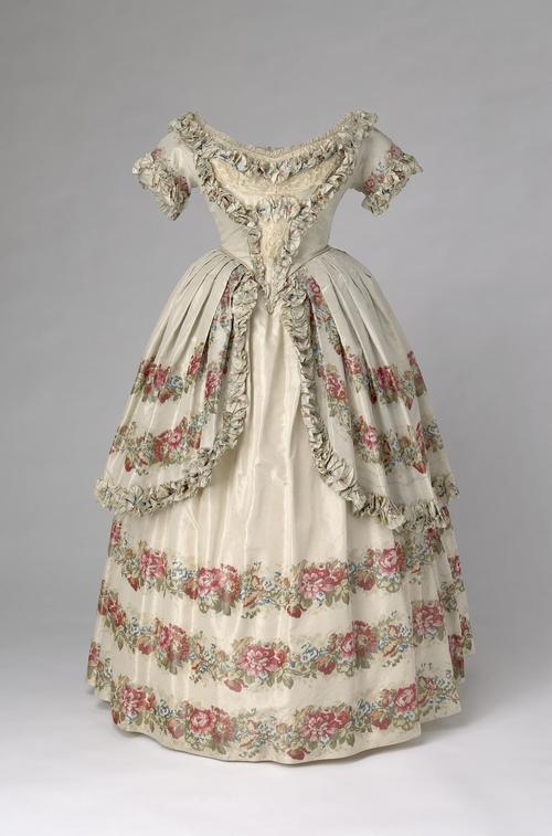 维多利亚女王在1851年穿的一条舞裙