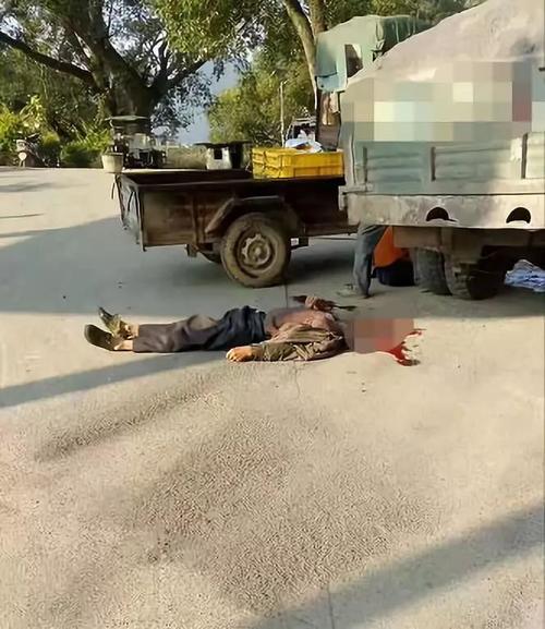 桂林突发车祸,司机头部直接被货车碾压.