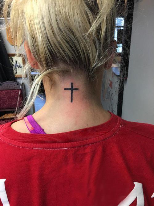 纹身小十字架女生脖子上简单十字架纹身图片
