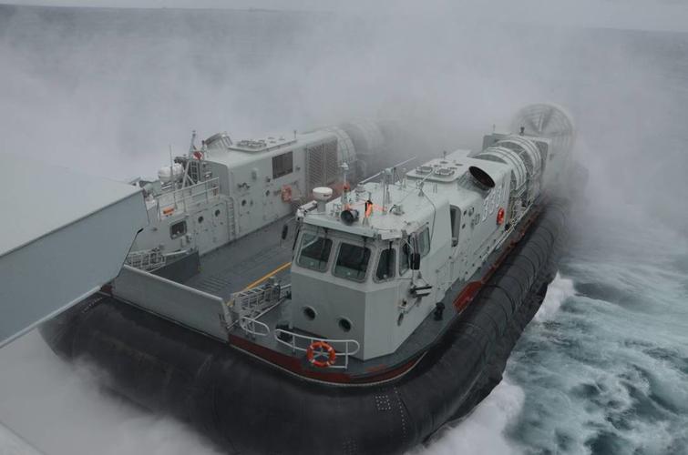 6月9日,在南海海域昆仑山号两栖登陆舰上的气垫登陆艇进行了常规演练