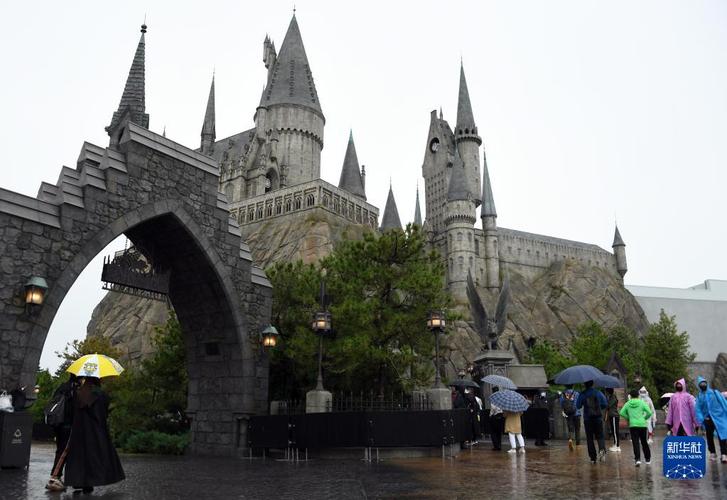 9月20日,在北京环球影城主题公园,游客在哈利·波特的魔法世界主题