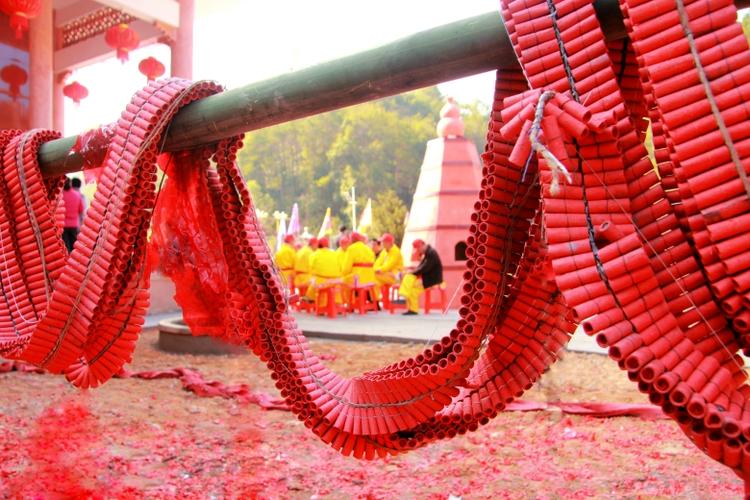 一串串,大红大红鞭炮,呈现节日的气氛