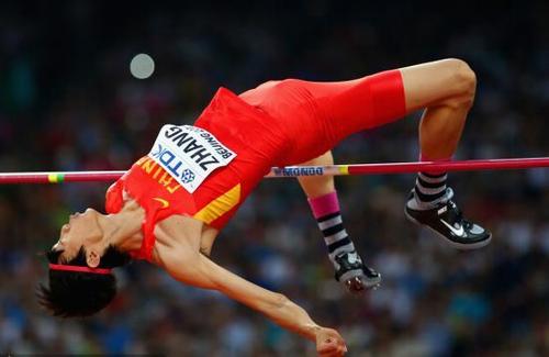 第一个打破男子跳高世界纪录的运动员倪志钦.
