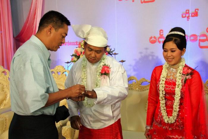 实拍缅甸传统婚礼 婚前需过3年的恋爱生活